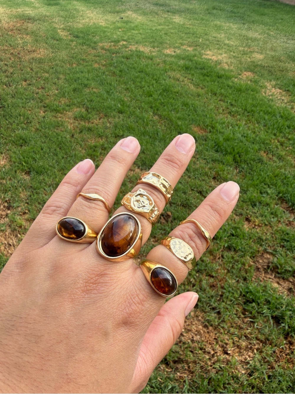 8pc Gold rings with brown